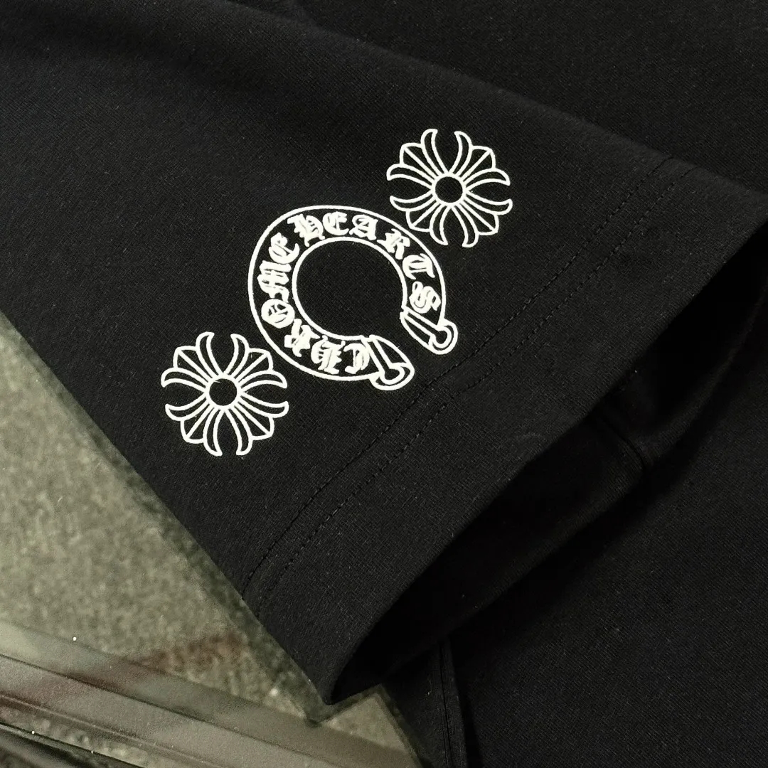 P170 Chrome Hearts 25 high-end versions. The fabric is made of 300 grams of high-density pure cotton. It does not deform or shrink. It has three labels. It is the same style for men and women. Technology: suede foaming + digital printing. Color: white, black. SIZE: S-XL.